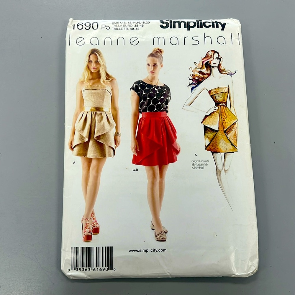 Dress sewing pattern sz12-20